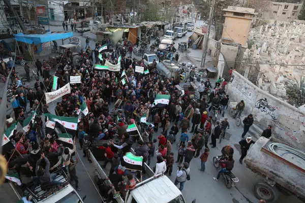 Syrien Saqba Hunderte Syrer Halten Eine Syrische Flagge Vor Dem — Stockfoto