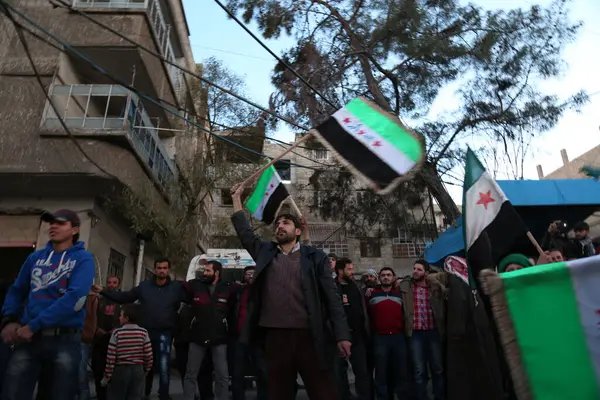 Syrien Saqba Hunderte Syrer Halten Eine Syrische Flagge Vor Dem — Stockfoto