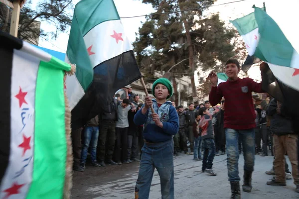 Syria Saqba Hundrevis Syrere Holder Før Baath Syrisk Flagg Som – stockfoto