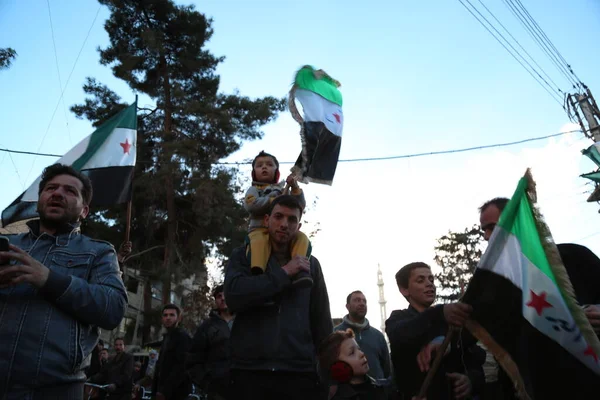 Syria Saqba Hundreds Syrians Hold Pre Baath Syrian Flag Adopted — Stock Photo, Image