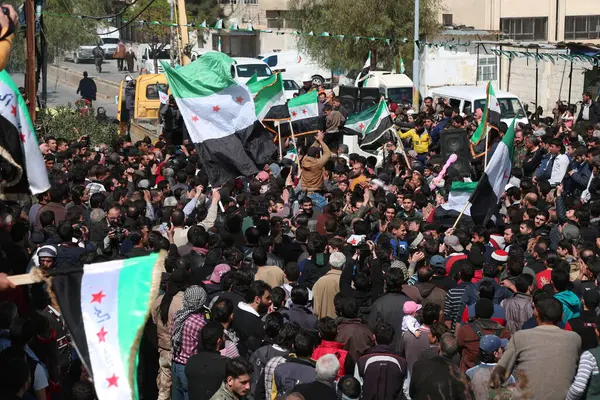 Syrien Saqba Demonstranten Halten Syrische Fahnen Aus Der Zeit Vor — Stockfoto