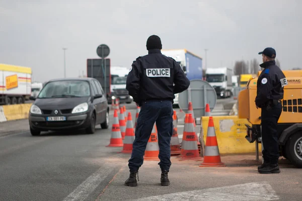 FRANCE, Neuville-en-Ferrain: Fransız polis memurları 22 Mart 2016 tarihinde Fransa-Belçika sınırındaki Neuville-en-Ferrain yakınlarındaki araçları kontrol ettiler
