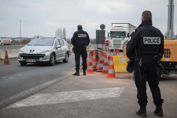 FRANCE, Neuville-en-Ferrain: Fransız polis memurları 22 Mart 2016 tarihinde Fransa-Belçika sınırındaki Neuville-en-Ferrain yakınlarındaki araçları kontrol ettiler
