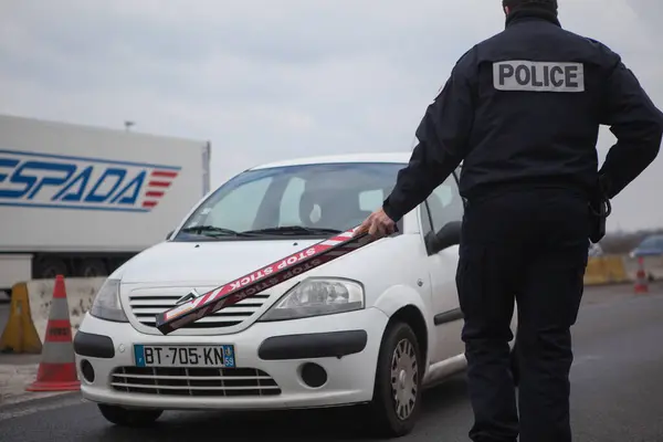 法国纽维尔 2016年3月22日 法国警察在法国北部纽维尔 弗兰附近的法国 比利时边境检查车辆 — 图库照片