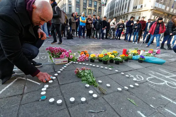 Belgium Brussels March 2016 Thousands Gather Makeshift Memorial Pay Tribute — Stock Photo, Image