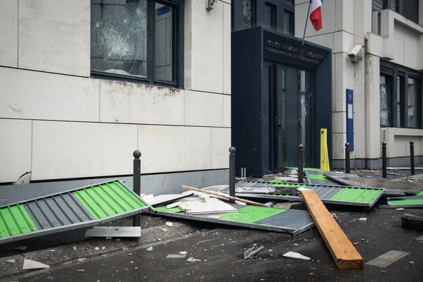 FRANCE, Paris: Hasarlı bir polis karakolunun yanında 25 Mart 2016 'da polisler duruyor