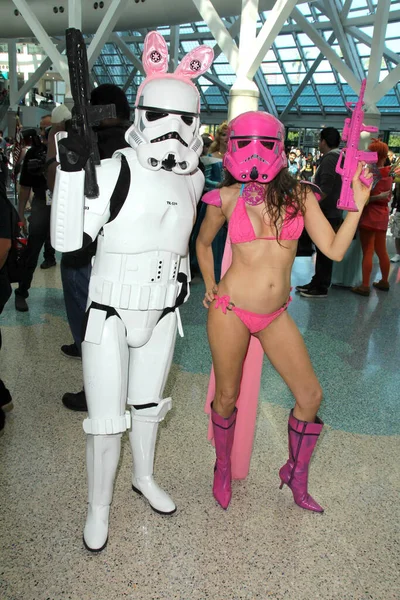 Алісія Арден Baywatch Актриса Носить Крихітний Рожевий Бікіні Skin Trooper — стокове фото