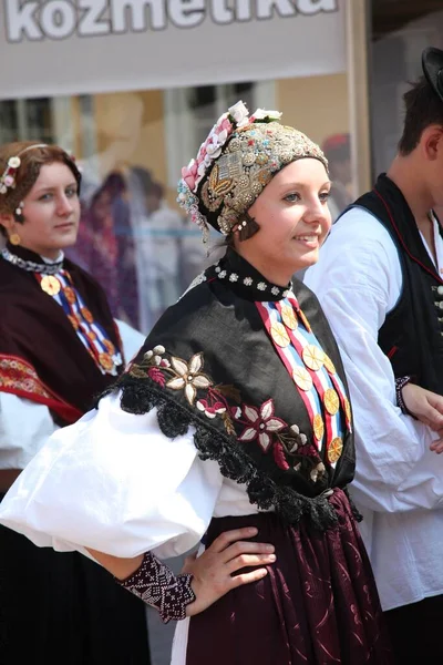 ダコヴォのフェスティバル中にクロアチアの民族衣装の人々 — ストック写真