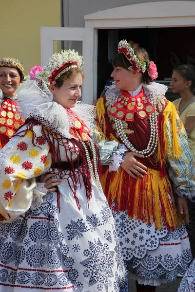 ダコヴォのフェスティバル中にクロアチアの民族衣装の人々 — ストック写真