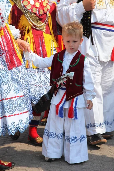 Lidé Chorvatských Národních Kostýmech Během Festivalu Dakovu — Stock fotografie