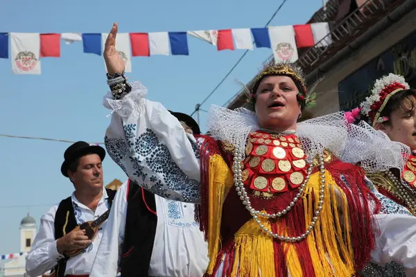 达科沃节期间身着克罗地亚民族服装的人 — 图库照片