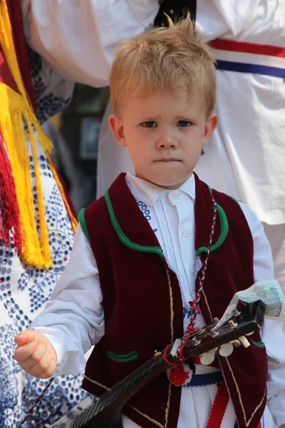 Mensen Kroatische Nationale Kostuums Tijdens Het Festival Dakovo — Stockfoto