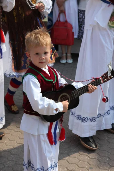 Mensen Kroatische Nationale Kostuums Tijdens Het Festival Dakovo — Stockfoto