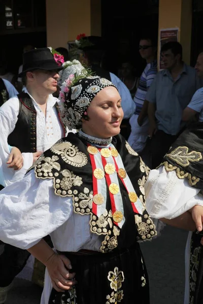 Pessoas Vestindo Trajes Nacionais Croatas Rua — Fotografia de Stock