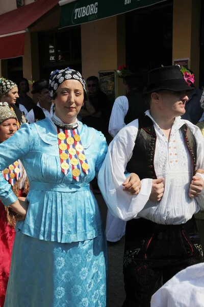 Lidé Chorvatských Národních Kostýmech Ulici — Stock fotografie