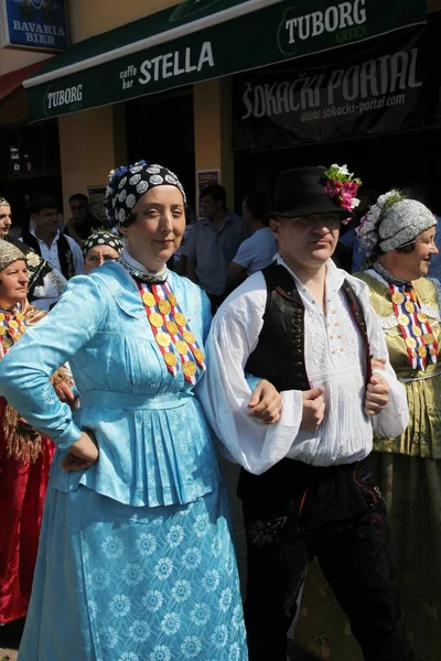 Sokaklarda Hırvat Milli Kostümleri Giyen Insanlar — Stok fotoğraf