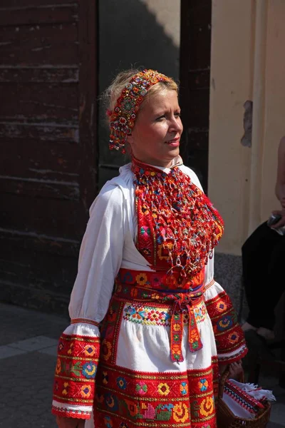 Människor Bär Kroatiska Nationella Kostymer Gatan — Stockfoto