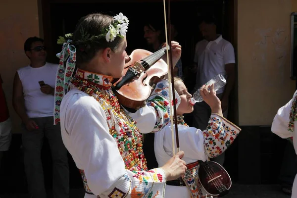 达科沃节期间身着克罗地亚民族服装的人 — 图库照片