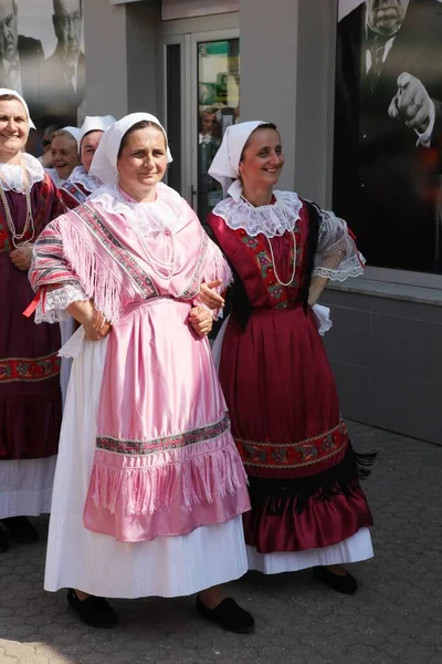 街上穿着克罗地亚民族服装的人 — 图库照片