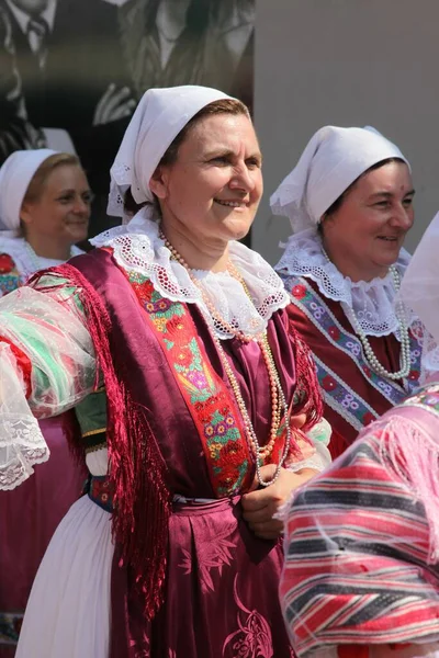 Personnes Portant Des Costumes Nationaux Croates Dans Rue — Photo