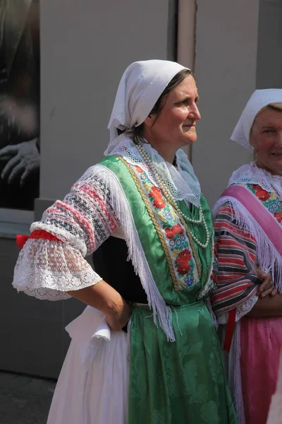 Gente Con Trajes Nacionales Croatas Calle — Foto de Stock
