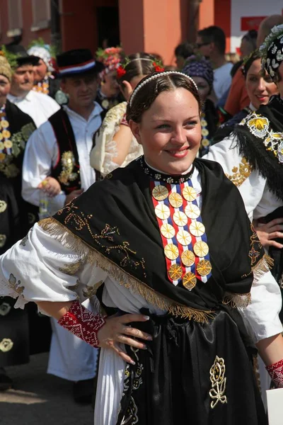 Άνθρωποι Που Φορούν Κροατικές Εθνικές Στολές Στο Δρόμο — Φωτογραφία Αρχείου