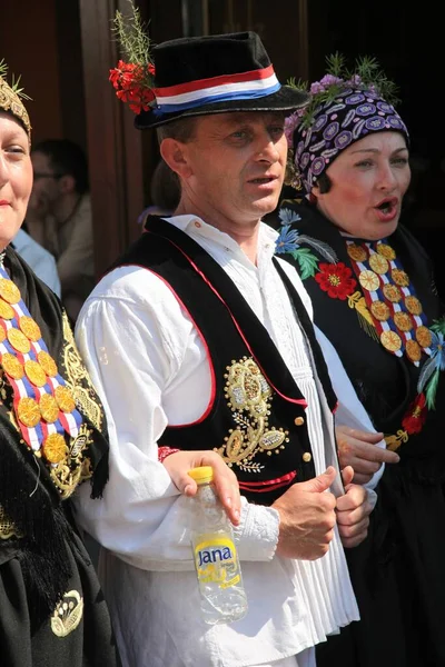Ludzie Chorwackich Kostiumach Narodowych Ulicy — Zdjęcie stockowe