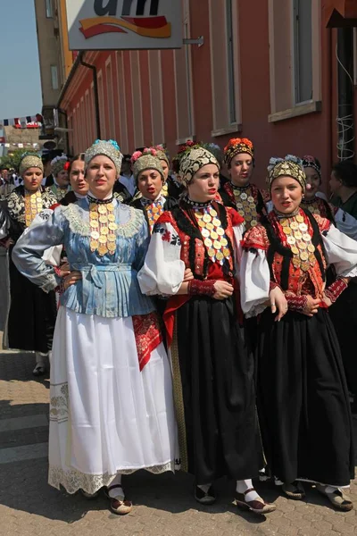 街上穿着克罗地亚民族服装的人 — 图库照片