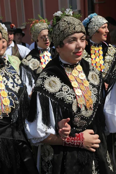 通りにはクロアチア民族衣装を着た人々が — ストック写真