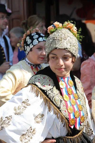 Sokaklarda Hırvat Milli Kostümleri Giyen Insanlar — Stok fotoğraf