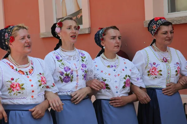 People Wearing Croatian National Costumes Street — Stock Photo, Image