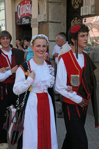 Personnes Portant Des Costumes Nationaux Croates Dans Rue — Photo
