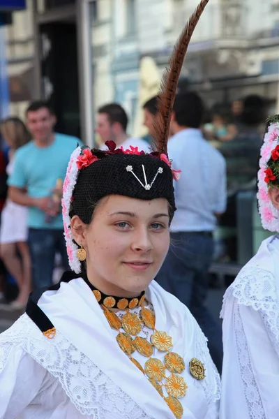 Люди Хорватских Национальных Костюмах Улице — стоковое фото