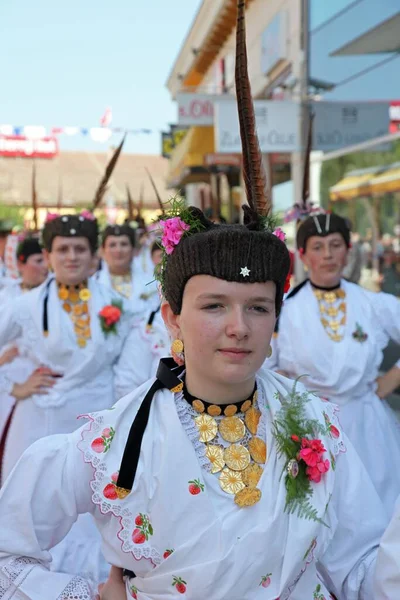 Люди Хорватских Национальных Костюмах Улице — стоковое фото