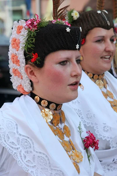 Ludzie Chorwackich Kostiumach Narodowych Ulicy — Zdjęcie stockowe