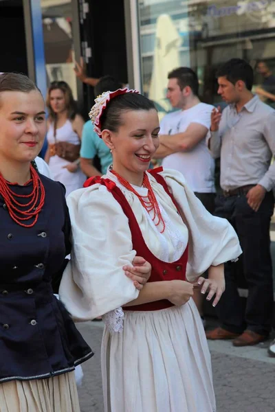 Gente Con Trajes Nacionales Croatas Calle —  Fotos de Stock