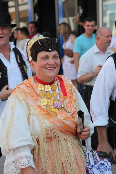 Människor Bär Kroatiska Nationella Kostymer Gatan — Stockfoto