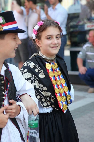 Άνθρωποι Κροατικά Εθνικά Κοστούμια Κατά Διάρκεια Φεστιβάλ Στο Ντακόβο — Φωτογραφία Αρχείου