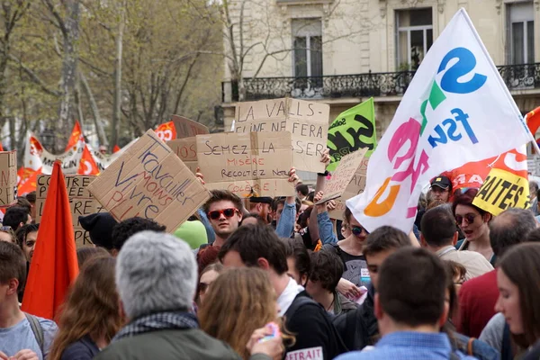 Francja Nmes Protestujący Maszerują Flagami Chorągwiami Gdy Tysiące Protestujących Maszerują — Zdjęcie stockowe