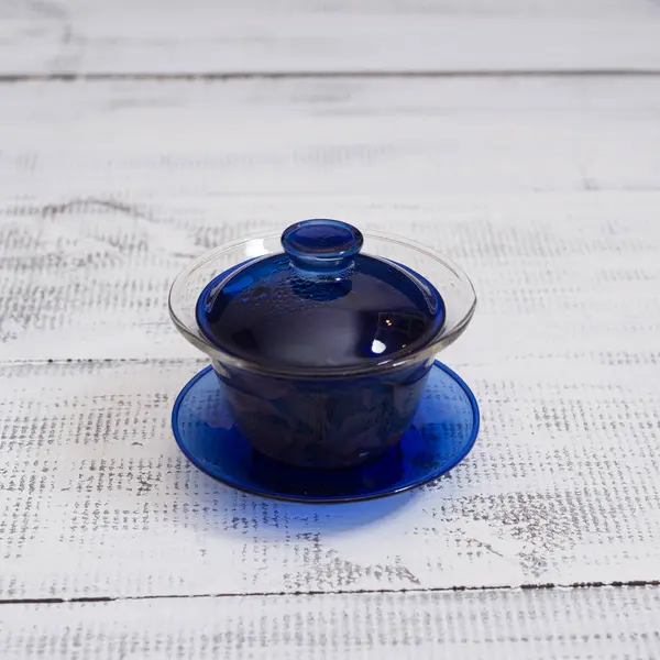 Bule Chá Azul Uma Xícara Uma Mesa — Fotografia de Stock