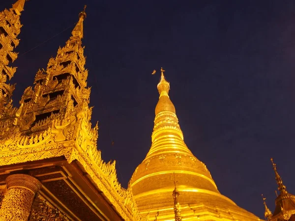 ミステリー ヤンゴン ミャンマーでゴールデン シュエダゴン パゴダ — ストック写真