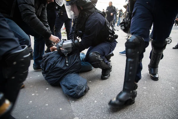 Fransa Paris Nisan 2016 Paris Çevik Kuvvet Polisleriyle Protestocular Arasında — Stok fotoğraf