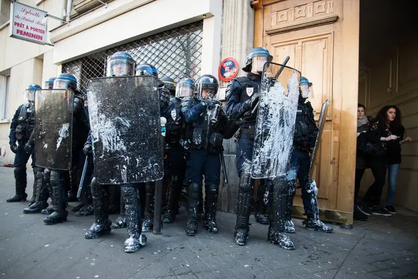 Francja Paryż Kwietnia 2016 Paryżu Wybuchają Starcia Między Policjantami Protestującymi — Zdjęcie stockowe