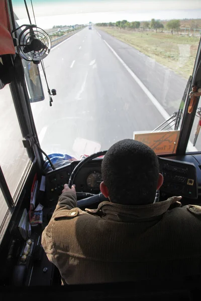 Άντρας Οδηγεί Λεωφορείο Στο Παρασκήνιο Κοντινό — Φωτογραφία Αρχείου