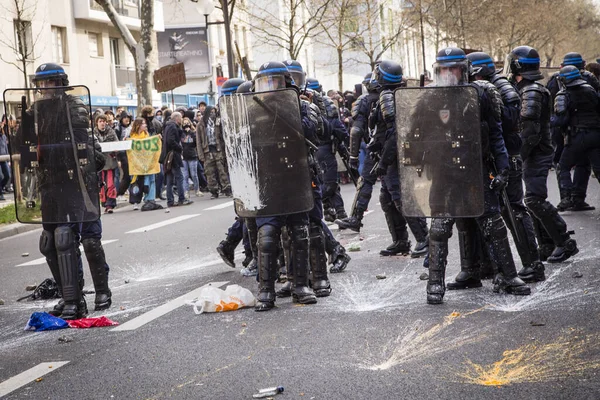 France Paris April 2016 Clashes Erupt Antiriot Policemen Protesters Paris — Stock Photo, Image