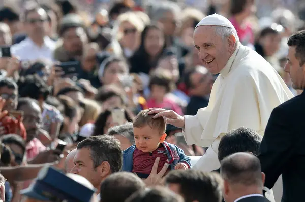 梵蒂冈 2016年4月9日 教宗方济各出席在梵蒂冈圣彼得广场举行的庆祝活动 — 图库照片