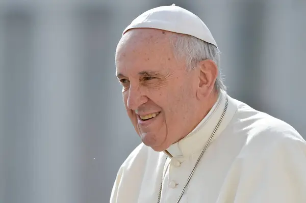 Vatikan - 9 Nisan 2016: Papa Francis Vatikan 'daki Saint-Peter Meydanı' nda yıldönümü seyircisine katıldı