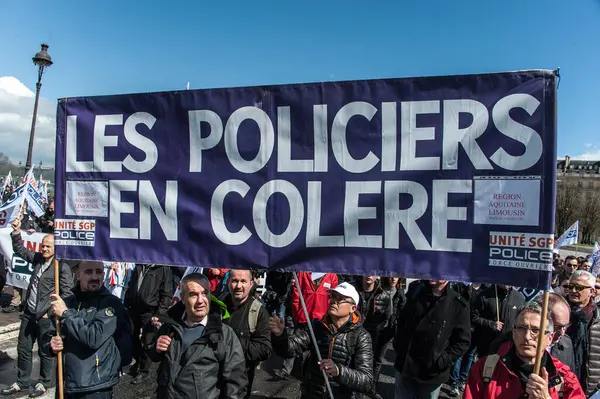法国巴黎 警察在参加2016年4月7日在巴黎举行的联合警察Sgp Fo警察工会呼吁的抗议活动时挥动工会旗帜 — 图库照片
