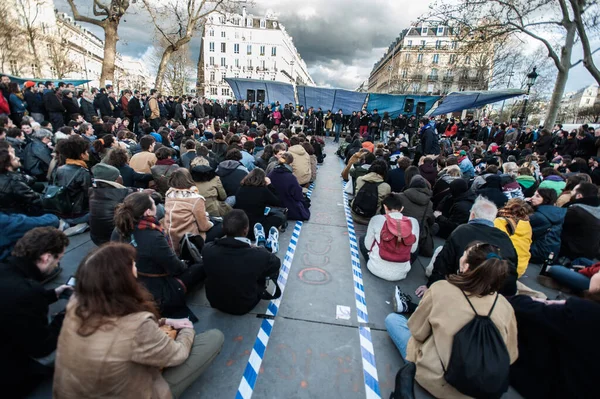 Толпа Демонстрантов Nuit Debout Париже — стоковое фото