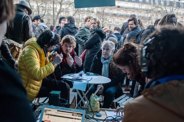 Толпа Демонстрантов Nuit Debout Париже — стоковое фото